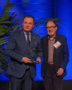 Ghani Kolli avec le Pr Taieb Hafsi lors du gala d'excellence de la FCA