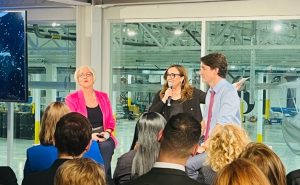 Sihem Neggaz directrice générale adjointe de RFAQ avec le premier ministre Justin Trudeau