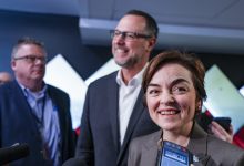 Christine Frechette, à droite, et le ministre de l'Immigration, Jean-François Roberge, s'adressent aux médias lors de la réunion du caucus de la Coalition Avenir Québec (CAQ) à Trois-Rivières, au Québec, le mardi 27 janvier 2026. LA PRESSE CANADIENNE/Christinne Muschi