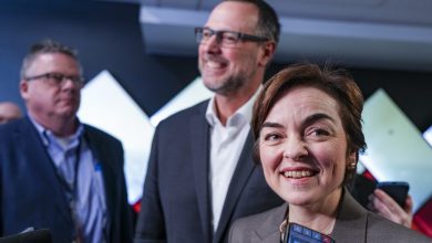 Christine Frechette, à droite, et le ministre de l'Immigration, Jean-François Roberge, s'adressent aux médias lors de la réunion du caucus de la Coalition Avenir Québec (CAQ) à Trois-Rivières, au Québec, le mardi 27 janvier 2026. LA PRESSE CANADIENNE/Christinne Muschi