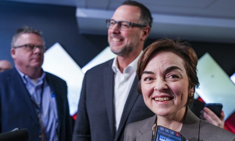 Christine Frechette, à droite, et le ministre de l'Immigration, Jean-François Roberge, s'adressent aux médias lors de la réunion du caucus de la Coalition Avenir Québec (CAQ) à Trois-Rivières, au Québec, le mardi 27 janvier 2026. LA PRESSE CANADIENNE/Christinne Muschi